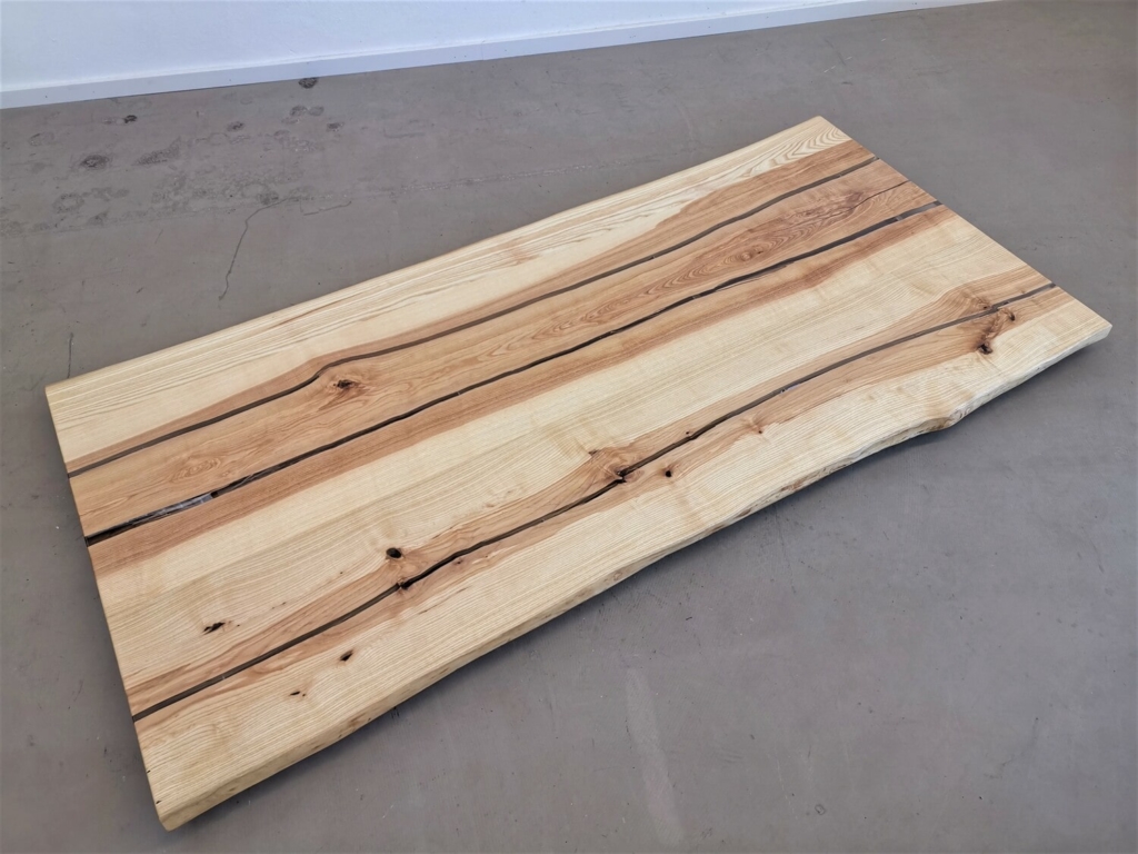 Esche Tischplatte mit Baumkante Epoxi Massivholz Möbel