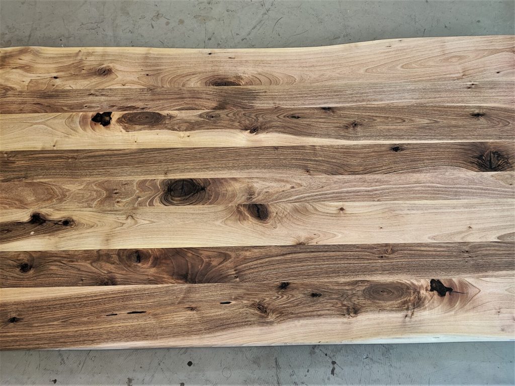 massivholz-tischplatte-baumkante-nussbaum_k-824 (2)