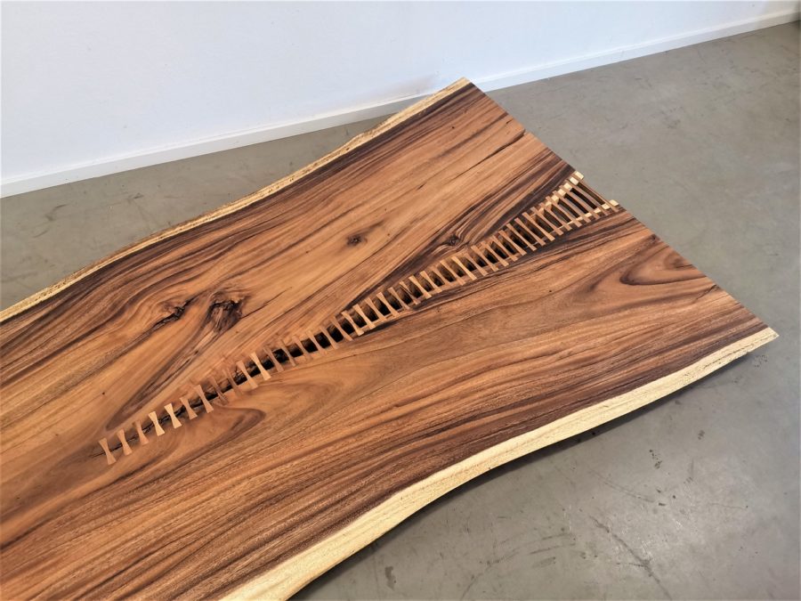 massivholz-tischplatte-designplatte-baumkante-akazie_mb-592 (4)