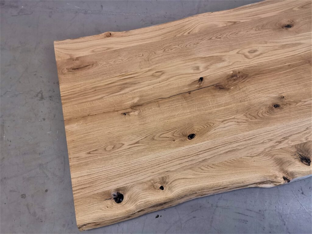 massivholz-tischplatte-baumkante-asteiche_k6 (5)