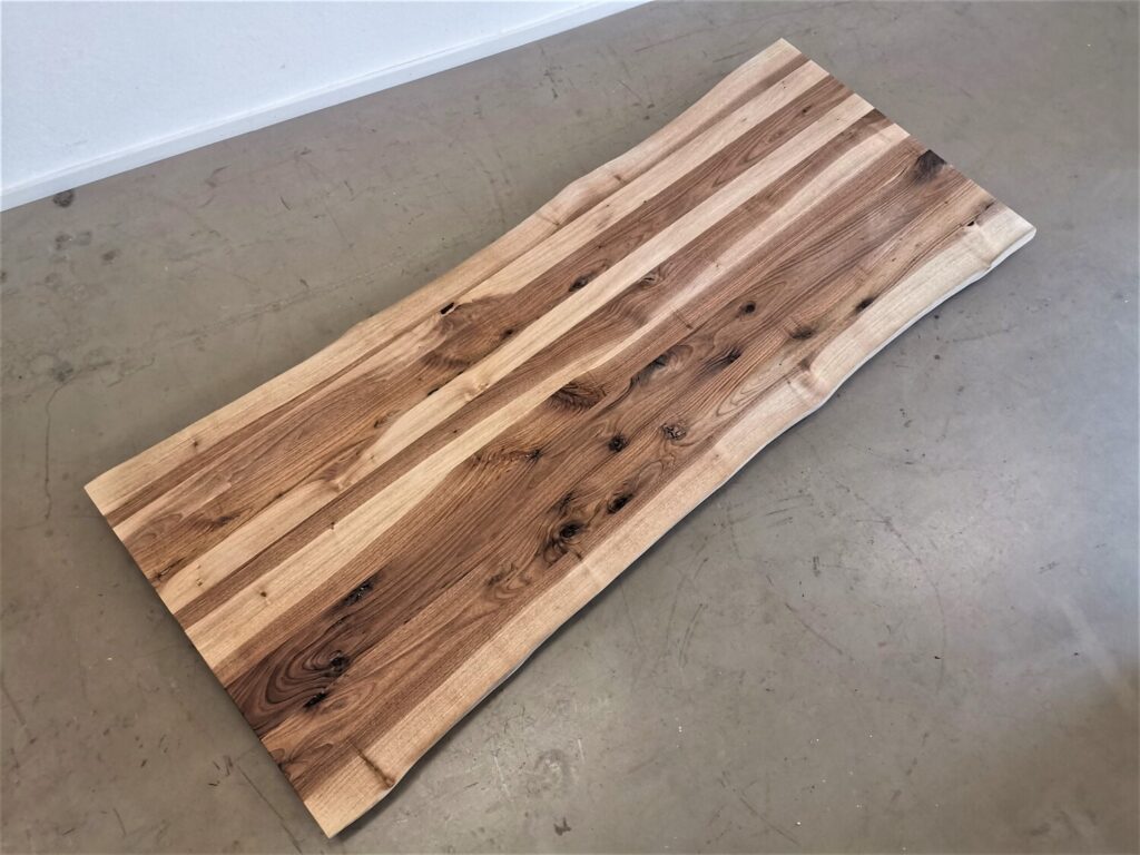 massivholz-tischplatte-baumkante-nussbaum_mb-769 (8)