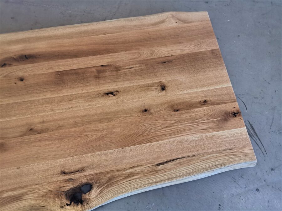massivholz-tischplatte-baumkante-a