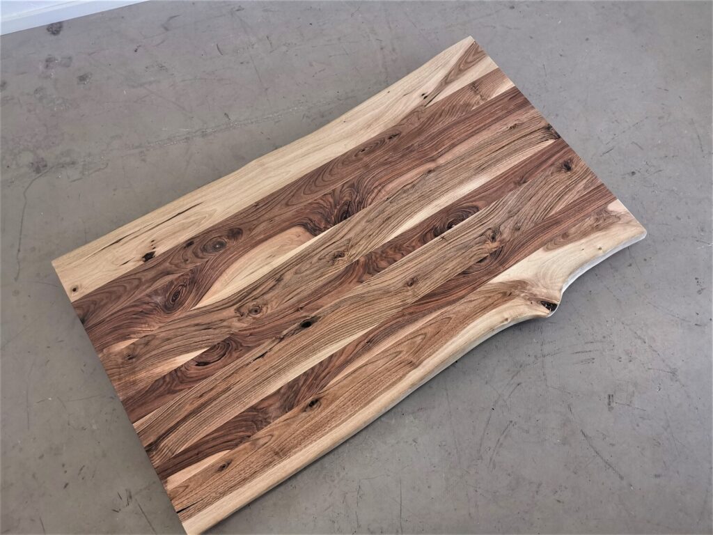 massivholz-tischplatte-baumkante-nussbaum_mb-781 (9)