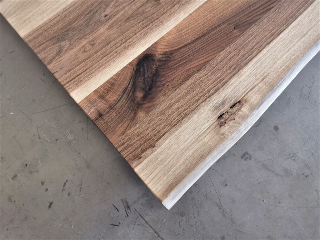 massivholz-tischplatte-baumkante-nussbaum_mb-784 (10)