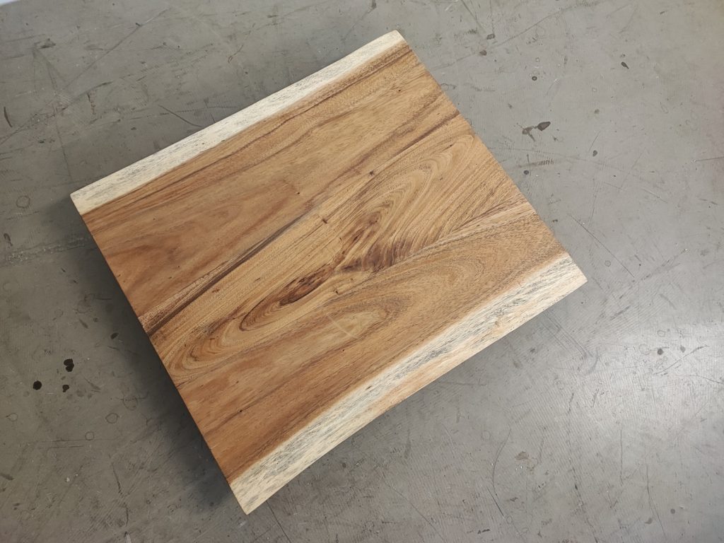 massivholz-tischplatte-baumkante-akazie_mb-935 (5)