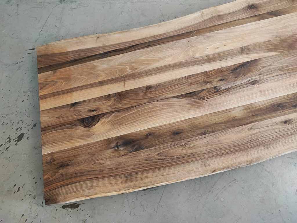 massivholz-tischplatte-baumkante-nussbaum_mb-933 (6)