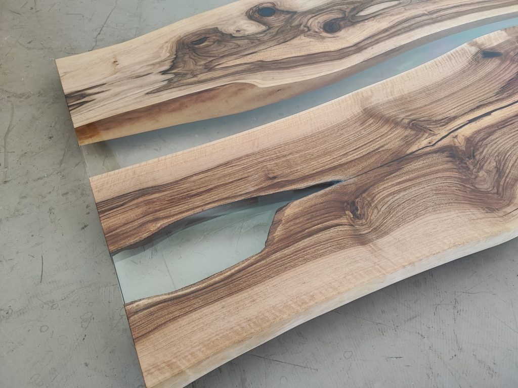 massivholz-tischplatte-epoxid-baumkante-nussbaum_mb-923 (7)