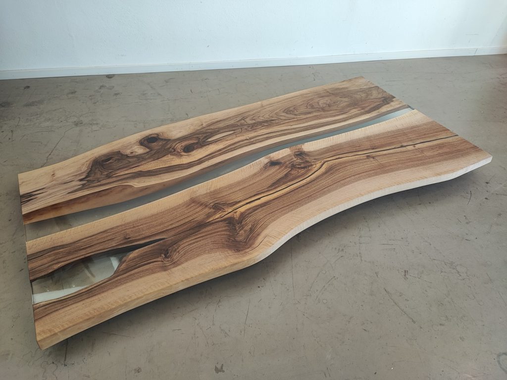 massivholz-tischplatte-epoxid-baumkante-nussbaum_mb-923 (8)